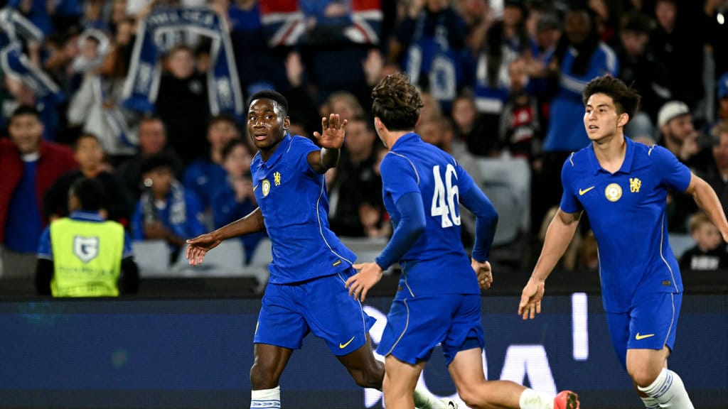 Dario Essugo dari Chelsea (kiri) merayakan gol bersama rekan setimnya, Reggie Walsh (tengah) dan Dastan Satpayev (kanan), dalam pertandingan Sydney Super Cup antara Chelsea FC dan Western Sydney Wanderers di Stadium Australia, Sydney, pada 28 Juli 2026. Saeed Khan / AFP Chelsea FC