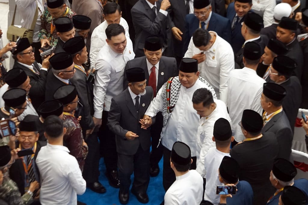 Presiden Prabowo Subianto (keempat kanan) didampingi Pimpinan Pondok Modern Darussalam Gontor KH Hasan Abdullah Sahal (kelima kanan) berjalan usai menyampaikan sambutan pada puncak resepsi kesyukuran 100 tahun Pondok Modern Darussalam Gontor di Ponorogo, Jawa Timur, Sabtu (19/9/2026). Kegiatan yang dihadiri perwakilan negara sahabat, duta besar, tokoh pendidikan, dan ribuan alumni lintas angkatan tersebut digelar untuk memperingati satu abad berdirinya Ponpes Gontor sekaligus menegaskan peran pesantren modern dalam pengembangan pendidikan, keilmuan, dan sumber daya manusia di tingkat nasional maupun internasional. ANTARA FOTO/Destyan Sujarwoko/YU Presiden hadiri pperingatan 100 tahun Ponpes Gontor