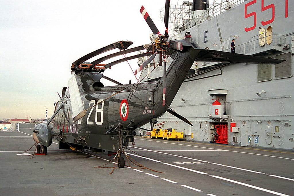 Helikopter Sea King di Kapal Induk ITS Giuseppe Garibaldi. FOTO/Wikipedia Helikopter Sea King di Kapal Induk ITS Giuseppe Garibaldi
