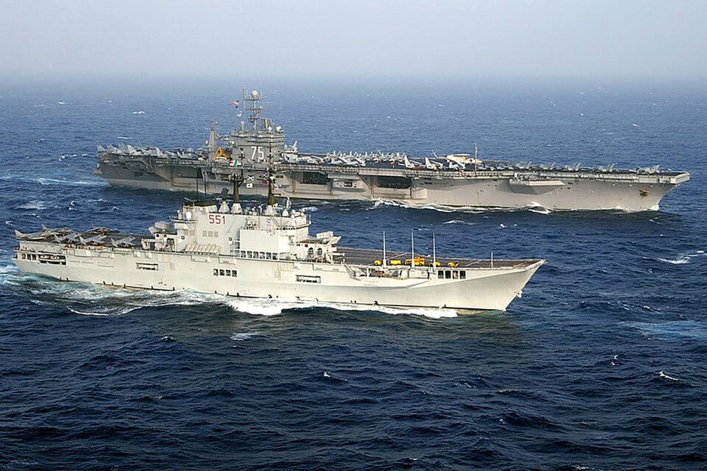 Kapal ITS Giuseppe Garibaldi beroperasi bersama Kapal USS Harry S. Truman di Samudra Atlantik dekat lepas pantai Maroko pada 2004. FOTO/Wikiedia Kapal ITS Giuseppe Garibaldi