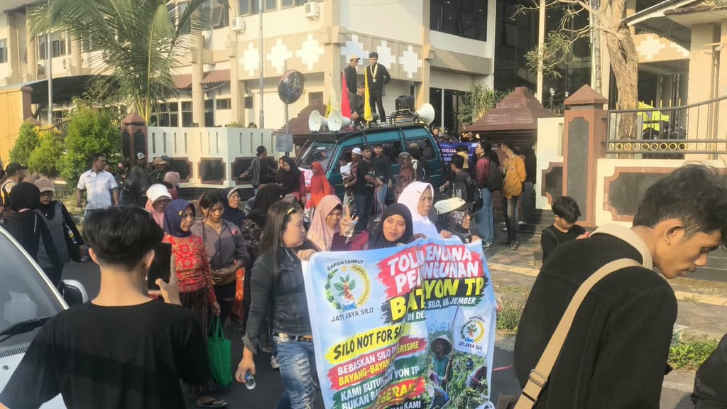 Ratusan warga Kecamatan Silo bersama mahasiswa Pergerakan Mahasiswa Islam Indonesia (PMII) Jember menggelar aksi unjuk rasa bertajuk 'Bebaskan Silo dari Bayang-Bayang Militerisme' di Kabupaten Jember, Jumat (18/9/2026) sore. FOTO/Jember Yang Itu unjuk rasa Konflik Lahan Rencana Yonif TP