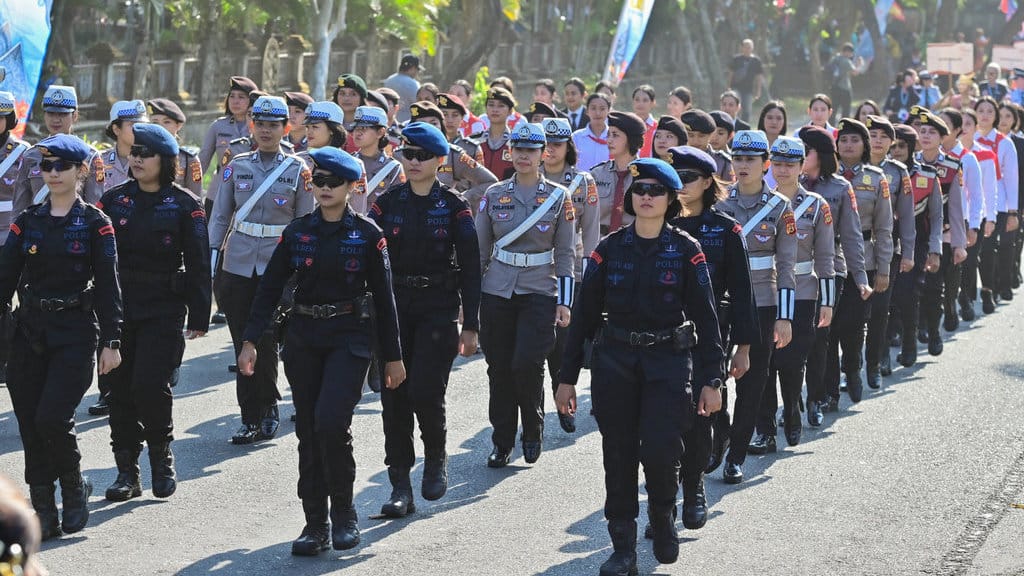Sejumlah anggota Polwan Polri mengikuti parade bertajuk Parade of Nations sebagai rangkaian International Association of Women Police (IAWP) Training Conference di Denpasar, Bali, Minggu (20/9/2026). ANTARA FOTO/Fikri Yusuf/kye Parade rangkaian Konferensi IAWP Bali