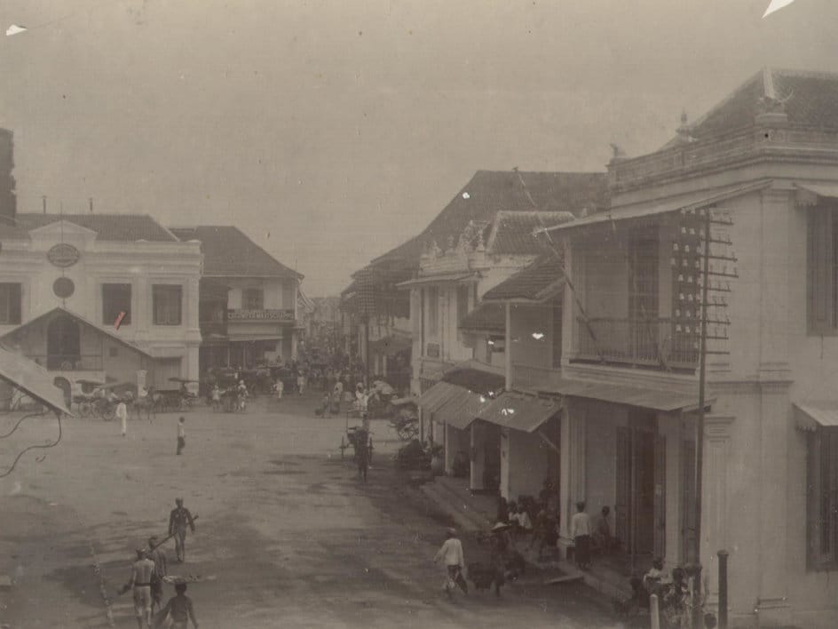 Pasar Glap di Surabaya, dengan kantor Utrechtsche Levensverzekering Maatschappij di kiri dan Nederlandsch Indische Escompto Maatschappij di sebelahnya. Foto/Dok. KITLV A70 Bank Escompto Surabaya