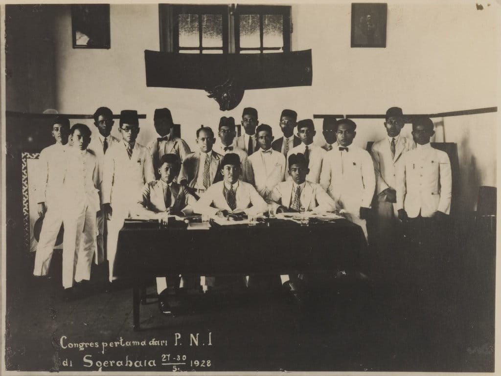 Kongres pertama Partai Nasional Indonesia (PNI) di Surabaya, 27–30 Mei 1928. Soekarno (duduk di tengah) berfoto bersama para peserta kongres. Samsi Sastrawidagda (diduga) duduk di sebelah kiri Soekarno, sementara Iskaq Tjokrohadisoerjo (diduga) berada di sebelah kanannya. foto/Leiden University Libraries/KITLV 53494 Samsi Sastrawidagda