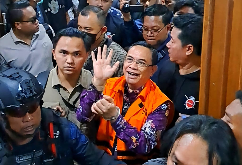 Bupati Pati Sudewo melambaikan tangan sambil tersenyum usai sidang tuntutan kasus korupsinya di Pengadilan Tipikor Semarang, Senin (21/9/2025). FOTO/Baihaqi Annizar Sidang Tuntutan Bupati Pati Sudewo