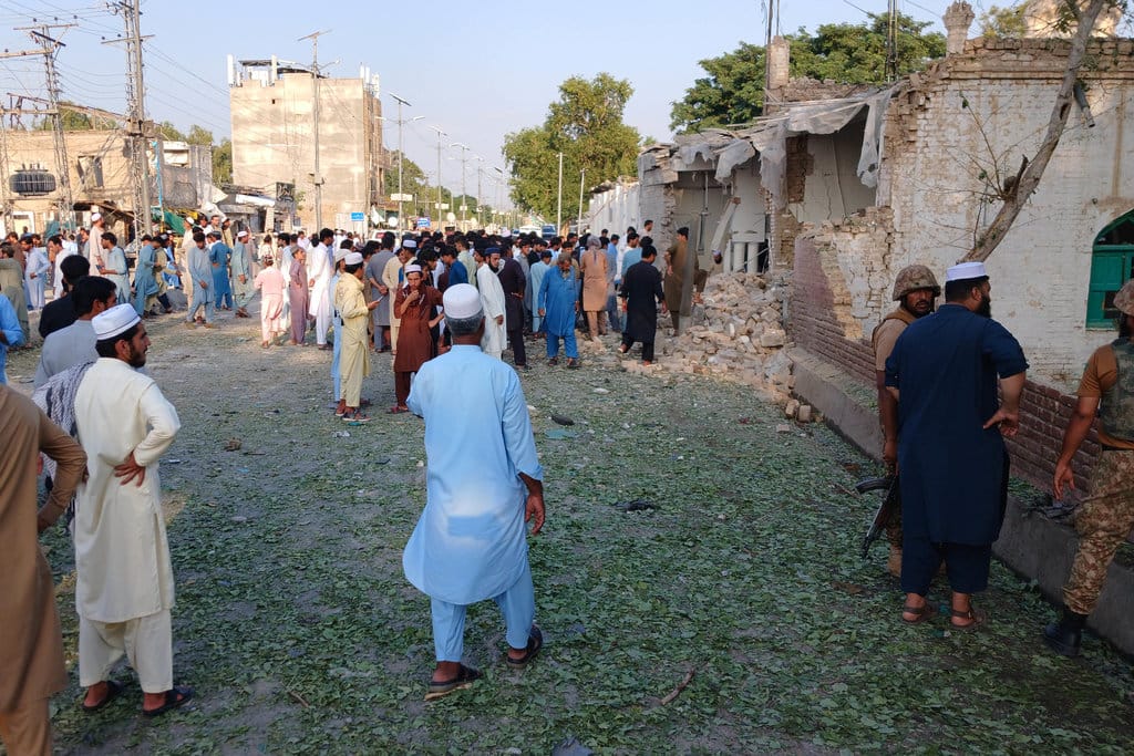 Warga dan personel militer berkumpul di lokasi ledakan di dalam markas besar kepolisian di Kohat, Provinsi Khyber Pakhtunkhwa, Pakistan, pada 18 September 2026. Ledakan di sebuah markas besar kepolisian bersejarah di Pakistan utara pada 18 September menewaskan sedikitnya delapan orang dan 35 luka luka. Foto/AFP Ledakan Bom Pakistan