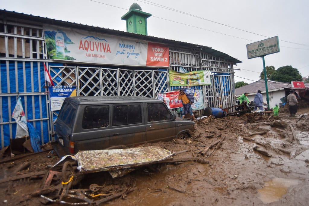 Warga mengecek kondisi kendaraan yang terendam material banjir bandang di Arosuka, Kabupaten Solok, Sumatera Barat, Selasa (22/9/2026). Banjir bandang yang menerjang kawasan perkantoran di pusat kabupaten pada Senin (21/9) malam itu juga memutus akses jalan nasional dan menyebabkan sejumlah korban hilang. ANTARA FOTO/Fitra Yogi/bar Banjir bandang di Solok
