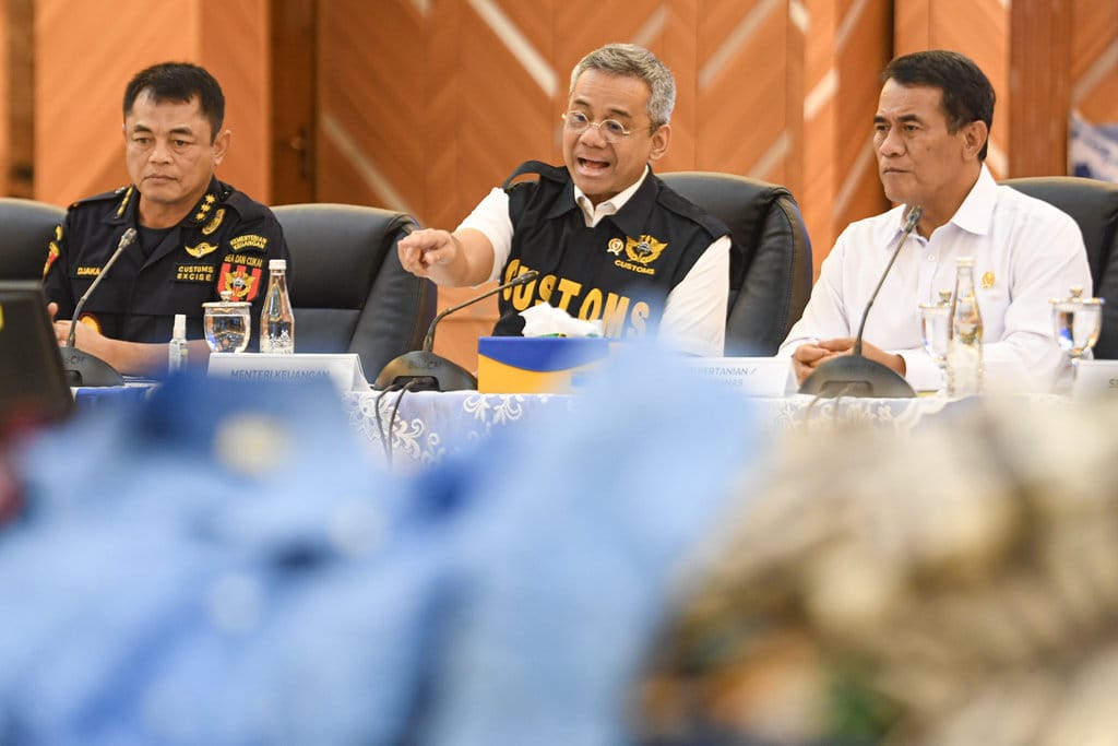 Menteri Keuangan Suahasil Nazara (tengah) didampingi Menteri Pertanian Andi Amran Sulaiman (kanan) dan Dirjen Bea Cukai Djaka Budhi Utama (kiri) memberikan keterangan saat konferensi pers di Kantor Pusat Bea Cukai, Jakarta, Selasa (22/9/2026). Direktorat Jenderal Bea dan Cukai (DJBC) melakukan empat penindakan terhadap dugaan impor ilegal sepanjang Agustus-September 2026 berupa 30 kontainer berisi komoditas beras dan garam, serta 1.435 bal pakaian bekas impor yang diduga tidak sesuai dengan pemberitahuan pabean dengan nilai ekonomis keseluruhan barang yang ditindak diperkirakan mencapai Rp27,339 miliar. ANTARA FOTO/M Risyal Hidayat/bar Bea Cukai gagalkan impor ilegal senilai Rp27,3 miliar