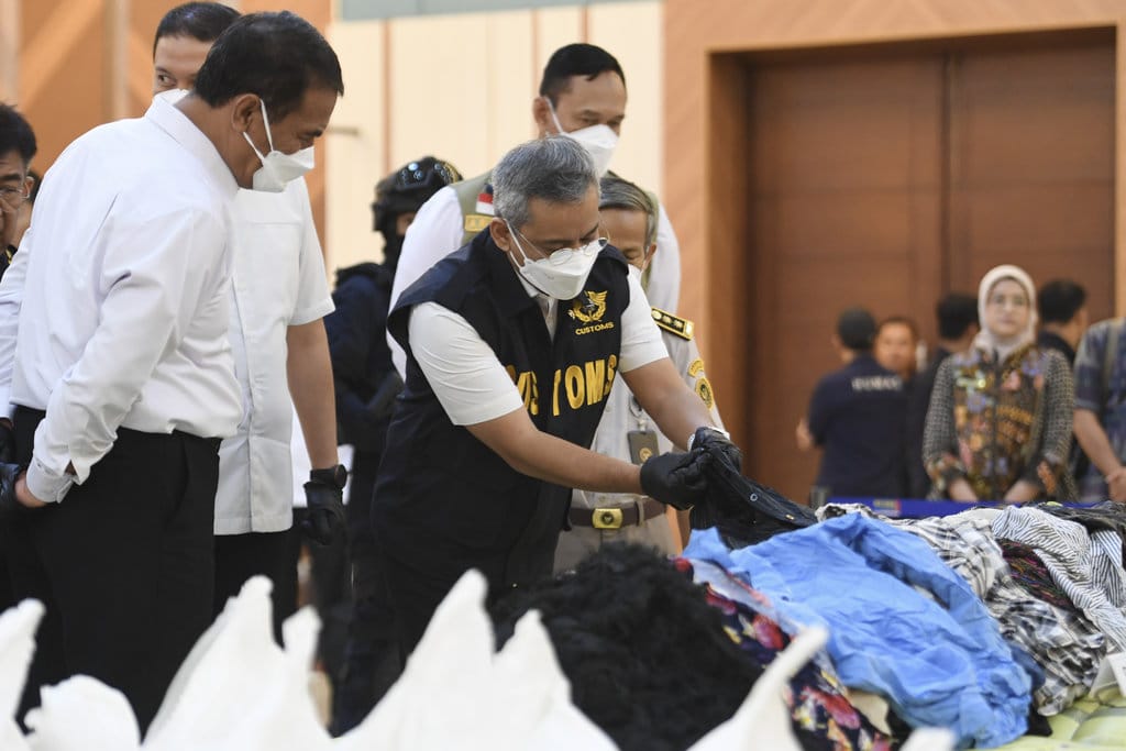 Menteri Keuangan Suahasil Nazara (kedua kiri) didampingi Menteri Pertanian Andi Amran Sulaiman (kiri) melihat pakaian bekas impor saat konferensi pers di Kantor Pusat Bea Cukai, Jakarta, Selasa (22/9/2026). Direktorat Jenderal Bea dan Cukai (DJBC) melakukan empat penindakan terhadap dugaan impor ilegal sepanjang Agustus-September 2026 berupa 30 kontainer berisi komoditas beras dan garam, serta 1.435 bal pakaian bekas impor yang diduga tidak sesuai dengan pemberitahuan pabean dengan nilai ekonomis keseluruhan barang yang ditindak diperkirakan mencapai Rp27,339 miliar. ANTARA FOTO/M Risyal Hidayat/bar Bea Cukai gagalkan impor ilegal senilai Rp27,3 miliar