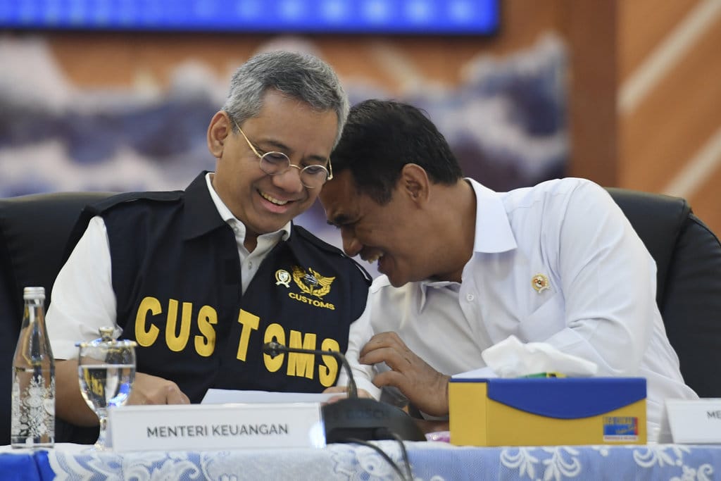 Menteri Keuangan Suahasil Nazara (kiri) berbincang dengan Menteri Pertanian Andi Amran Sulaiman (kanan) saat konferensi pers di Kantor Pusat Bea Cukai, Jakarta, Selasa (22/9/2026). Direktorat Jenderal Bea dan Cukai (DJBC) melakukan empat penindakan terhadap dugaan impor ilegal sepanjang Agustus-September 2026 berupa 30 kontainer berisi komoditas beras dan garam, serta 1.435 bal pakaian bekas impor yang diduga tidak sesuai dengan pemberitahuan pabean dengan nilai ekonomis keseluruhan barang yang ditindak diperkirakan mencapai Rp27,339 miliar. ANTARA FOTO/M Risyal Hidayat/bar Bea Cukai gagalkan impor ilegal senilai Rp27,3 miliar