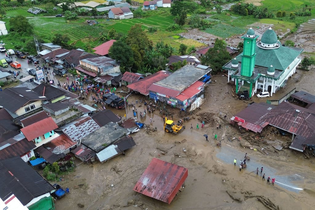 Foto udara dampak banjir bandang menerjang kawasan Arosuka, Kabupaten Solok, Sumatera Barat, Selasa (22/9/2026). Berdasarkan data BPBD Solok, sebanyak 200 KK terdampak banjir bandang pada Senin (21/9) dengan empat korban luka-luka dan dua orang belum ditemukan sementara akses utama jalan nasional masih terputus. ANTARA FOTO/Fitra Yogi/bar Dampak banjir bandang di Solok