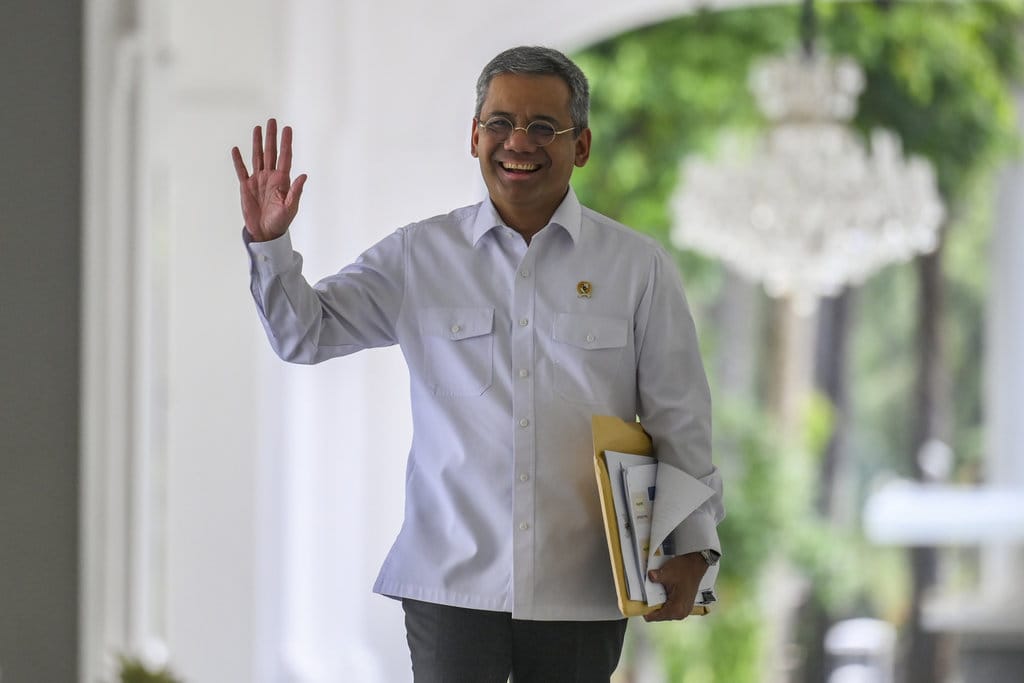 Menteri Keuangan Suahasil Nazara bersiap memberikan keterangan pers terkait pelunasan utang obligasi BLBI usai bertemu dengan Presiden Prabowo Subianto di Istana Merdeka, Jakarta, Selasa (22/9/2026). Pemerintah telah melunaskan utang obligasi Bantuan Likuiditas Bank Indonesia (BLBI) senilai Rp218,3 triliun kepada Bank Indonesia (BI) yang diterbitkan dalam rangka penanganan krisis keuangan tahun 1997-1998, namun tidak menghapus hak negara untuk menagih kewajiban para obligor maupun debitur BLBI. ANTARA FOTO/Hafidz Mubarak A/wsj. Pemerintah lunasi utang obligasi BLBI