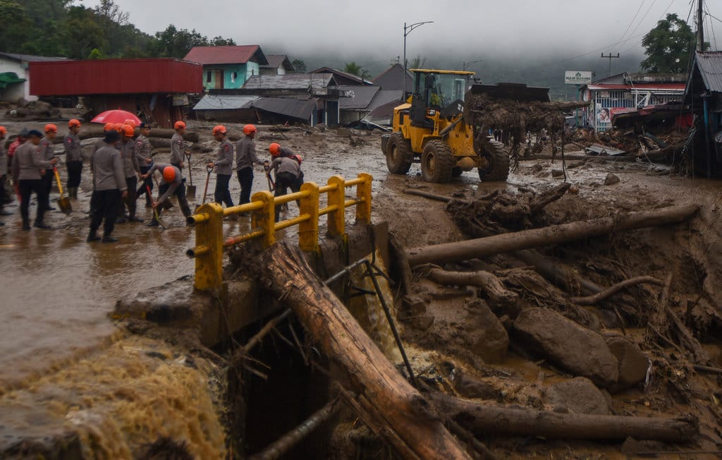 Personel Brimob Polda Sumbar melakukan pembersihan material banjir bandang di Arosuka, Kabupaten Solok, Sumatera Barat, Selasa (22/9/2026). Banjir bandang yang menerjang kawasan perkantoran di pusat kabupaten pada Senin (21/9) malam itu juga memutus akses jalan nasional dan menyebabkan sejumlah korban hilang. ANTARA FOTO/Fitra Yogi/bar Polisi bantu penanganan banjir bandang di Solok