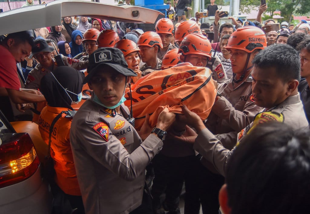 Tim SAR gabungan memindahkan jenazah korban banjir bandang di RSUD Arosuka, Solok, Sumatera Barat, Selasa (22/9/2026). Dari dua warga yang dinyatakan hilang, satu jenazah korban berhasil ditemukan atas nama Dafi Arrahman (21) yang dievakuasi di antara material banjir bandang dengan jarak sejauh 11 killometer dari lokasi titik awal hanyut. ANTARA FOTO/Fitra Yogi/wsj. Tim SAR evakuasi jenazah korban banjir bandang di Solok