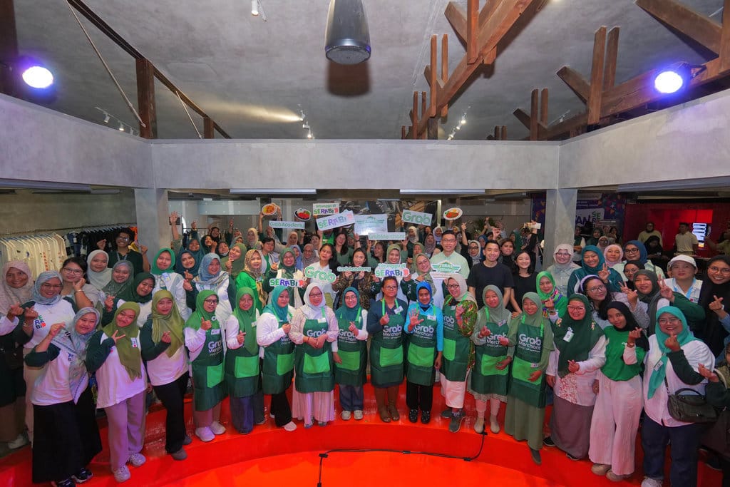 CEO Grab Indonesia Neneng Goenadi bersama perwakilan perempuan dari ekosistem Grab dalam momen yang mencerminkan kepemimpinan terbuka, suportif, dan inklusif. foto/DOk. Grab Body Artikel Grab 2