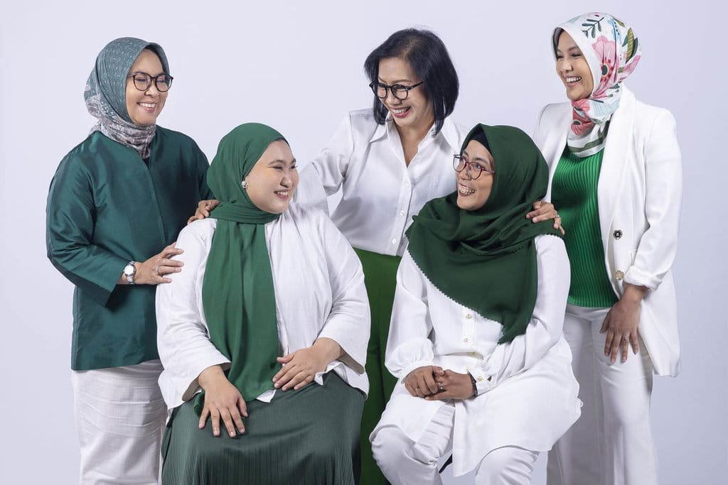 Peserta STEM Talks berfoto bersama dalam rangkaian Jejak Aksi Kartini Masa Kini 2026 yang mengangkat peran perempuan di bidang STEM dan dampaknya bagi generasi muda. foto/Dok. Grab Body Artikel Grab 3