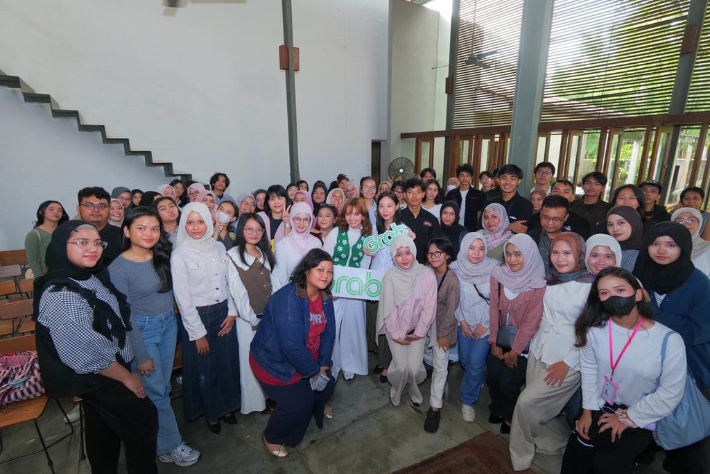 Peserta STEM Talks berfoto bersama dalam rangkaian Jejak Aksi Kartini Masa Kini 2026yang mengangkat peran perempuan di bidang STEM dan dampaknya bagi generasi muda. foto/DOk. Grab Body Artikel Grab 4