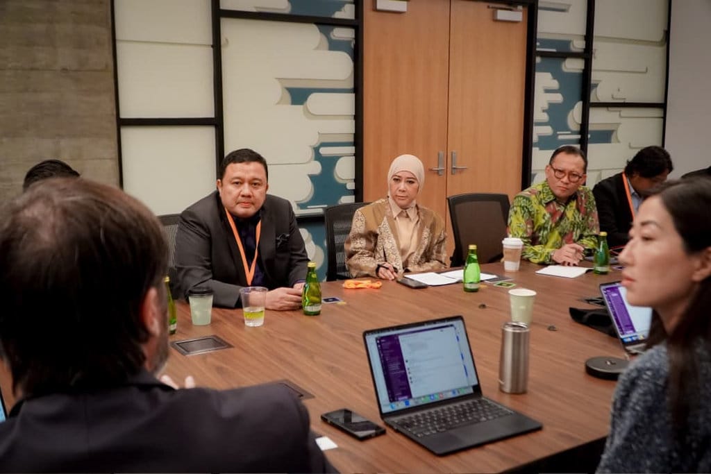 Menteri Komunikasi dan Digital, Meutya Hafid, bertemu Co-Founder dan Chief Executive Officer Roblox, David Baszucki di kantor pusat Roblox di Silicon Valley, Amerika Serikat, Selasa (22/9/2026). FOTO/Dok. Komdigi. Header Komdigi