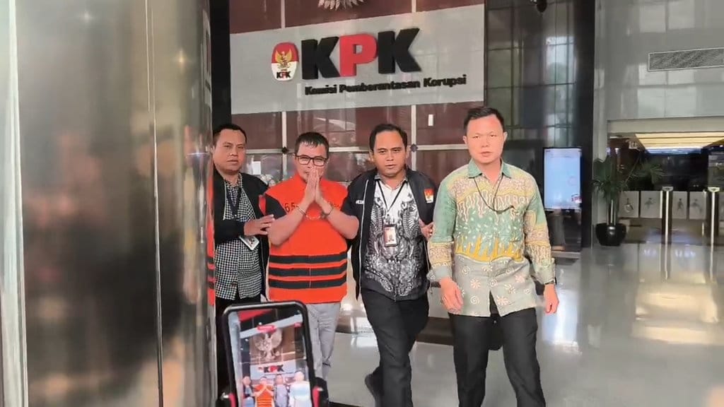 Bolaang Mongondow Utara (Bolmut), Sirajudin Lasena, resmi menjadi tahanan Komisi Pemberantasan Komisi (KPK) usai terjaring Operasi Tangkap Tangan (OTT) terkait dugaan korupsi pada pembangunan jalan di Dinas PUPR, Bolmut, Selasa (22/9/2026). tirto.id/Auliya Umayna Tersangka Sirajudin Lasena