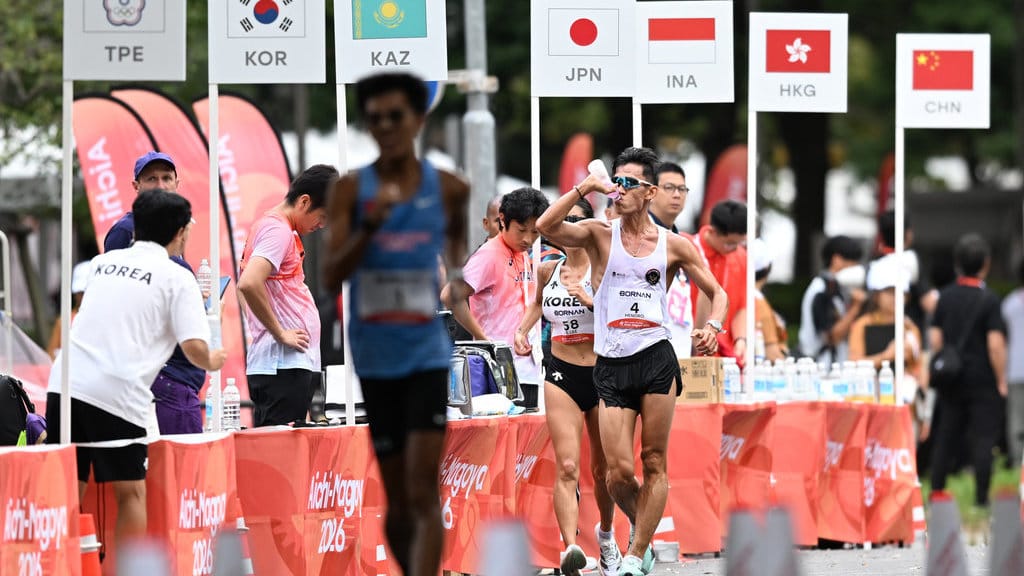 Atlet jalan cepat Indonesia Hendro (kanan) meminum air saat final atletik jalan cepat setengah marathon putra Asian Games Aichi Nagoya 2026 di Aichi-Nagoya Race Walking Course, Nagoya, Aichi, Jepang, Rabu (23/9/2026). Hendro gagal meraih medali usai finis di posisi ketujuh dengan catatan waktu 1 jam 36 menit 49 detik. ANTARA FOTO/Fauzan/agr Final jalan cepat setengah marathon putra Asian Games 2026