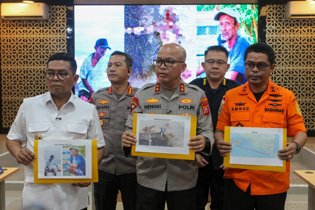 Kapolda Banten Irjen Pol Hengki (tengah) bersama Gubernur Banten Andra Soni (kiri), Kepala Kantor Pencarian dan Pertolongan (Kakansar) Banten Al Amrad (kanan), Kabid Humas Polda Banten Kombes Pol Maruli Ahiles Hutapea (kedua kiri), dan Kabid Dokkes Polda Banten Kombes Pol I Gusti Gede Dharma Arimbawa (kedua kanan) menunjukkan foto saat konferensi pers temuan jenazah anak buah kapal Arupadhatu 1, Surakman, di Mapolda Banten, Kota Serang, Banten, Rabu (23/9/2026). Kepolisian mengidentifikasi jasad pria tanpa identitas yang ditemukan di Pulau Enggano, Bengkulu, pada 12 September 2026 sebagai Surakman melalui pemeriksaan laboratorium forensik dan tes DNA. ANTARA FOTO/Rafsanjani/pma/kye Kepolisian berhasil identifikasi jenazah ABK Arupadhatu 1