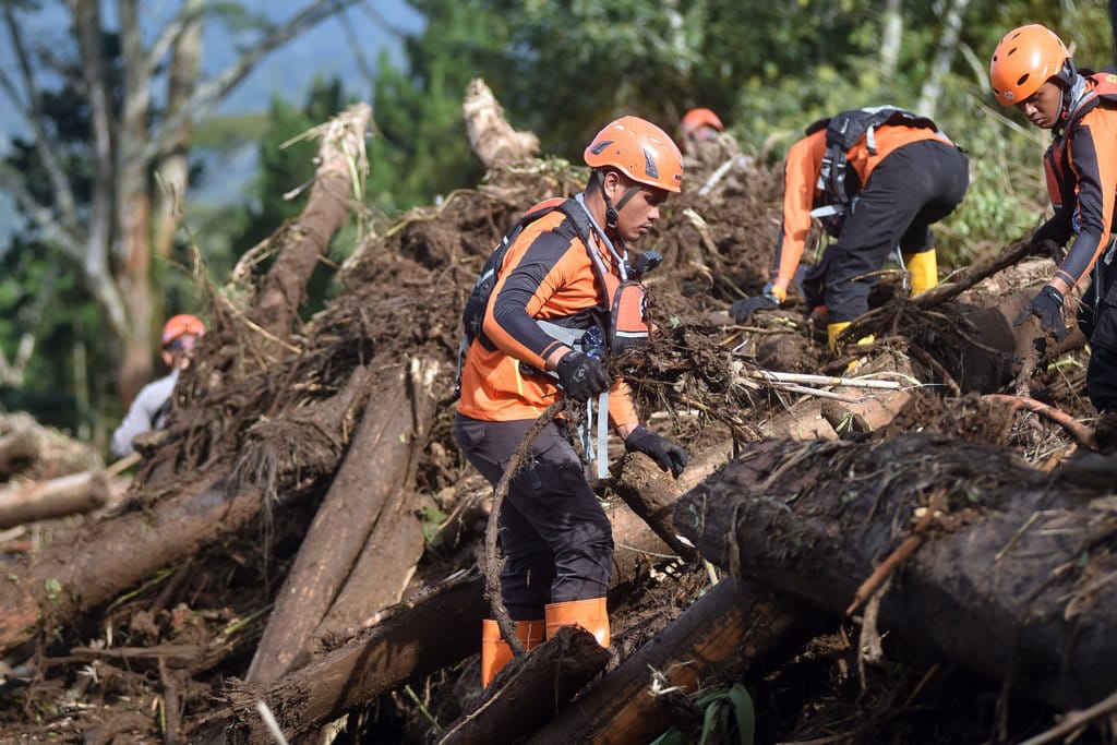 Tim SAR gabungan melakukan pencarian korban banjir bandang di Arosuka, Solok, Sumatera Barat, Rabu (23/9/2026). Tim SAR gabungan bersama warga berupaya melakukan pencarian terhadap korban Agusral (59) yang dilaporkan hilang terseret arus banjir bandang pada Senin (21/9/2026) dengan fokus pencarian pada tiga titik di sepanjang aliran material dan sungai terdekat. ANTARA FOTO/Fitra Yogi/agr Pencarian korban banjir bandang di Solok