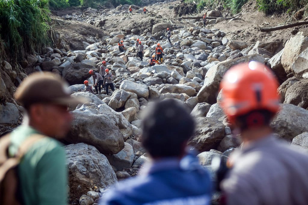 Tim SAR gabungan melakukan pencarian korban banjir bandang di Arosuka, Solok, Sumatera Barat, Rabu (23/9/2026). Tim SAR gabungan bersama warga berupaya melakukan pencarian terhadap korban Agusral (59) yang dilaporkan hilang terseret arus banjir bandang pada Senin (21/9/2026) dengan fokus pencarian pada tiga titik di sepanjang aliran material dan sungai terdekat. ANTARA FOTO/Fitra Yogi/agr Pencarian korban banjir bandang di Solok