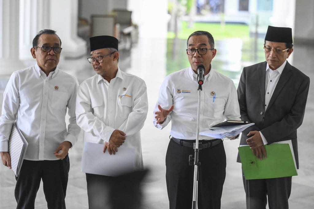 Mendikti Saintek Brian Yuliarto (kedua kanan) bersama Menko PMK Pratikno (kiri), Mendikdasmen Abdul Mu'ti (kedua kiri), dan Menteri Agama Nasaruddin Umar (kanan) memberikan keterangan pers terkait pendidikan gratis usai rapat terbatas yang dipimpin Presiden Prabowo Subianto di Istana Merdeka, Jakarta, Rabu (23/9/2026). Pemerintah berencana memperluas akses pendidikan gratis dari jenjang taman kanak-kanak, pendidikan dasar dan menengah hingga perguruan tinggi negeri. ANTARA FOTO/Hafidz Mubarak A/nz Ratas pendidikan gratis hingga perguruan tinggi