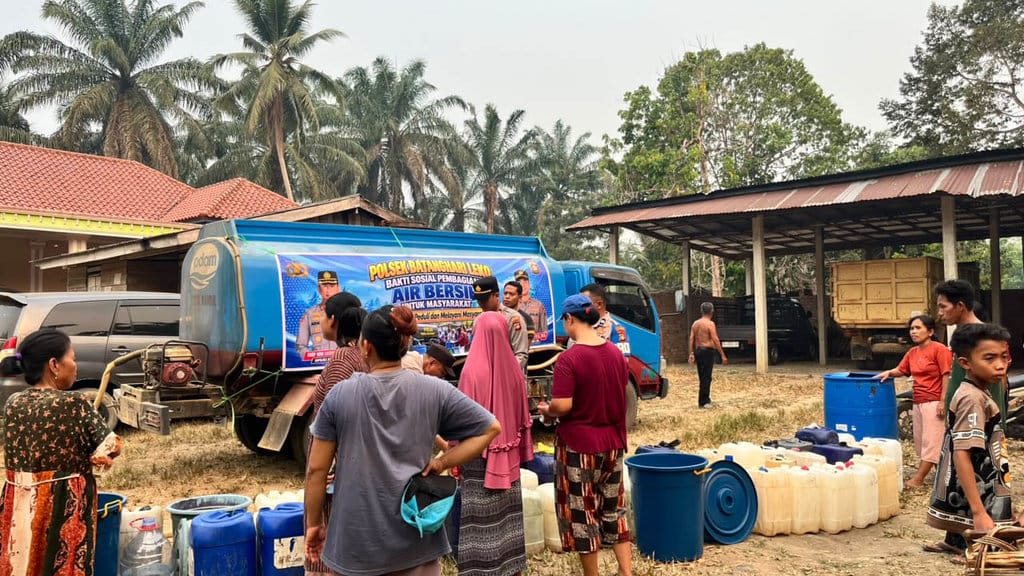 Distribusi bantuan air bersih bagi warga Sumsel yang terdampak kekeringan akibat musim kemarau. FOTO/Dokumen polisi distribusi Air bersih sumsel