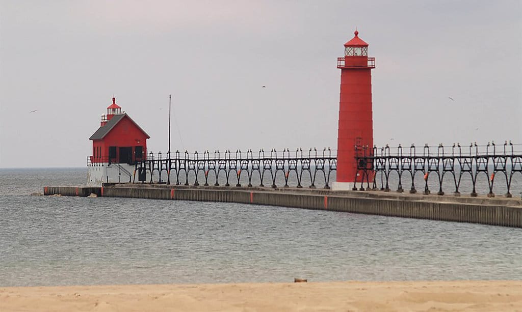 Grand Haven, Michigan, Amerika Serikat). Wikimedia/takomabibelot Grand Haven, kawasan Danau Michigan di Amerika Serikat
