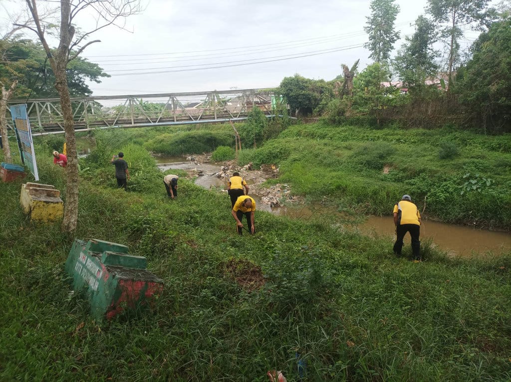 Kondisi Sungai Kelekar Prabumulih, Sumsel, yang mulai mengering akibat musim kemarau tahun ini. FOTO/Dokumen polisi Sungai Kelekar Prabumulih