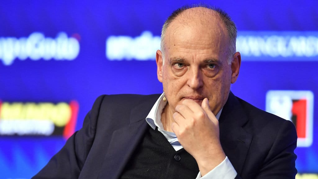 Presiden liga sepak bola Spanyol 'La Liga', Javier Tebas, berbicara saat berpartisipasi dalam forum 'Pembelaan Ekosistem Sepak Bola Eropa' yang diselenggarakan oleh surat kabar La Vanguardia pada 16 Maret 2023 di Barcelona. (Photo by Pau BARRENA / AFP) Javier Tebas