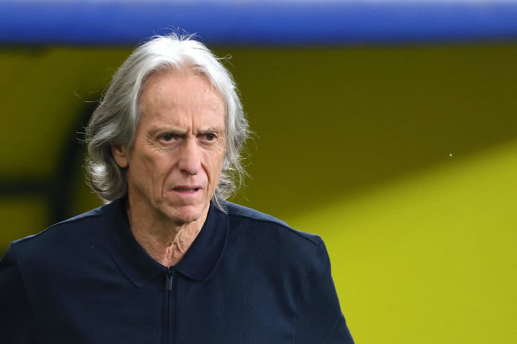 Pelatih Al-Nassr asal Portugal, Jorge Jesus, tampak mengamati jalannya pertandingan dari area teknis saat laga sepak bola Saudi Pro League antara Al-Nassr dan Al-Najma di Stadion Al-Awwal Park, Riyadh, pada 3 April 2026. (Photo by Fayez Nureldine / AFP) Jorge Jesus