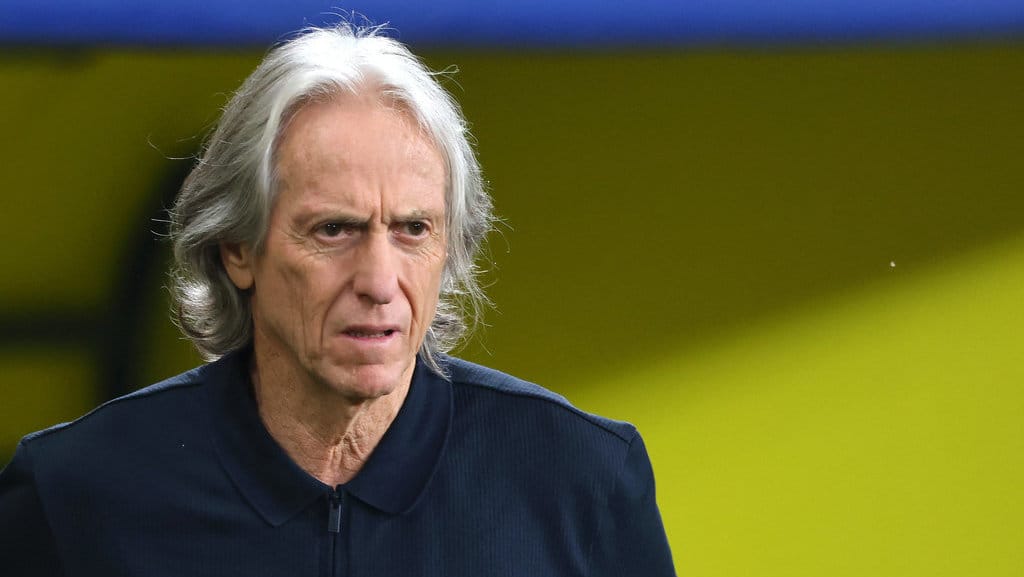 Pelatih Al-Nassr asal Portugal, Jorge Jesus, tampak mengamati jalannya pertandingan dari area teknis saat laga sepak bola Saudi Pro League antara Al-Nassr dan Al-Najma di Stadion Al-Awwal Park, Riyadh, pada 3 April 2026. (Photo by Fayez Nureldine / AFP) Jorge Jesus