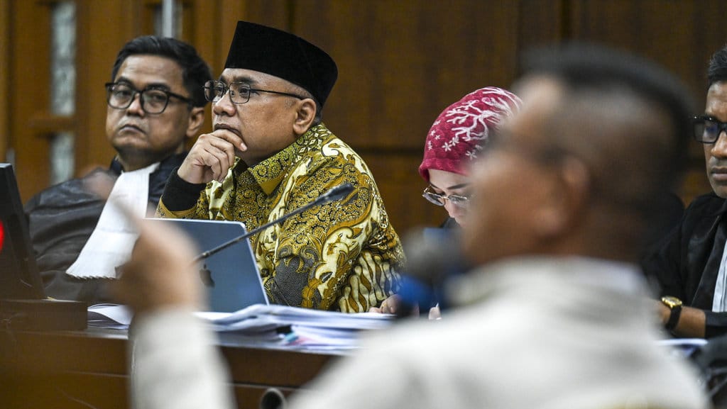 Terdakwa kasus dugaan korupsi kuota haji tambahan tahun 2023-2024 Yaqut Cholil Qoumas (kedua kiri) mendengarkan keterangan saksi saat sidang lanjutan di Pengadilan Tipikor, Jakarta, Kamis (24/9/2026). ANTARA FOTO/Galih Pradipta/wsj. Sidang lanjutan Yaqut Cholil Qoumas