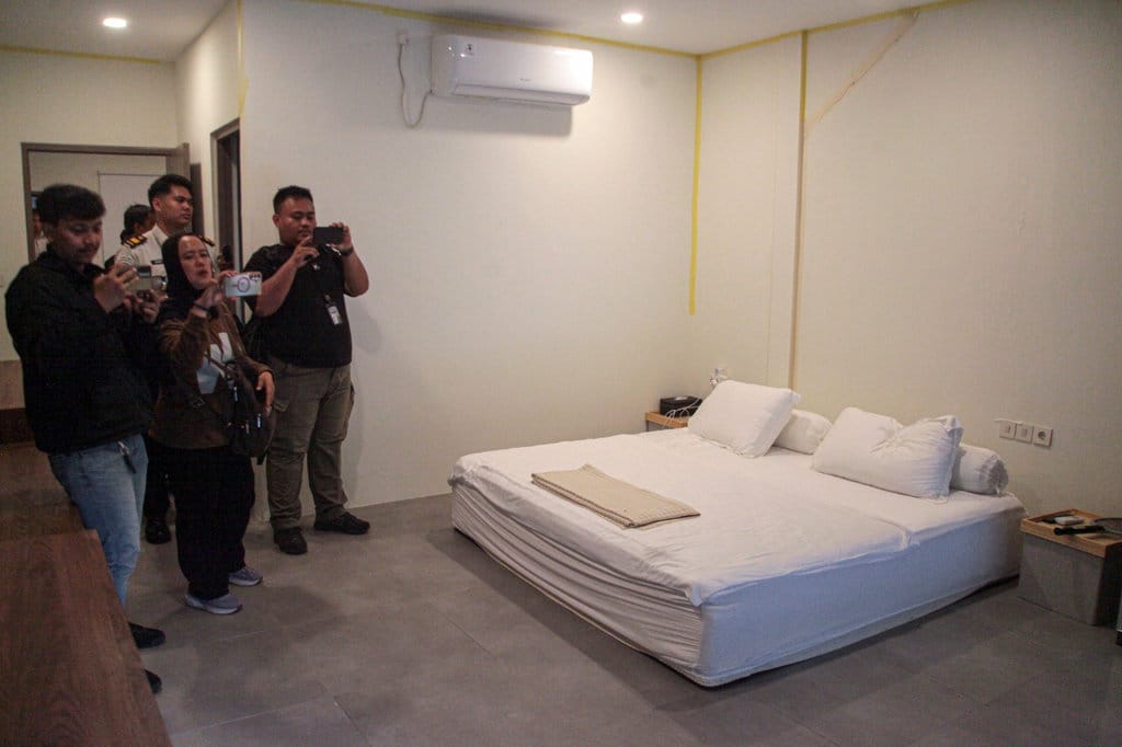 Wartawan merekam ruangan yang sebelumnya diperiksa secara mendadak oleh Ombudsman RI di Lapas Kelas IIA Cibinong, Kabupaten Bogor, Jawa Barat, Kamis (24/9/2026). ANTARA FOTO/Yulius Satria Wijaya/kye Temuan fasilitas mewah di Lapas IIA Cibinong Bogor