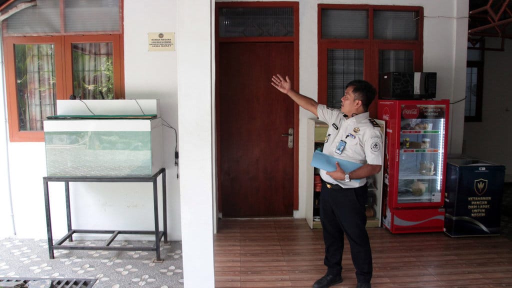 Petugas menunjukkan rumah yang sebelumnya diperiksa secara mendadak oleh Ombudsman RI di Lapas Kelas IIA Cibinong, Kabupaten Bogor, Jawa Barat, Kamis (24/9/2026). ANTARA FOTO/Yulius Satria Wijaya/kye Temuan fasilitas mewah di Lapas IIA Cibinong Bogor