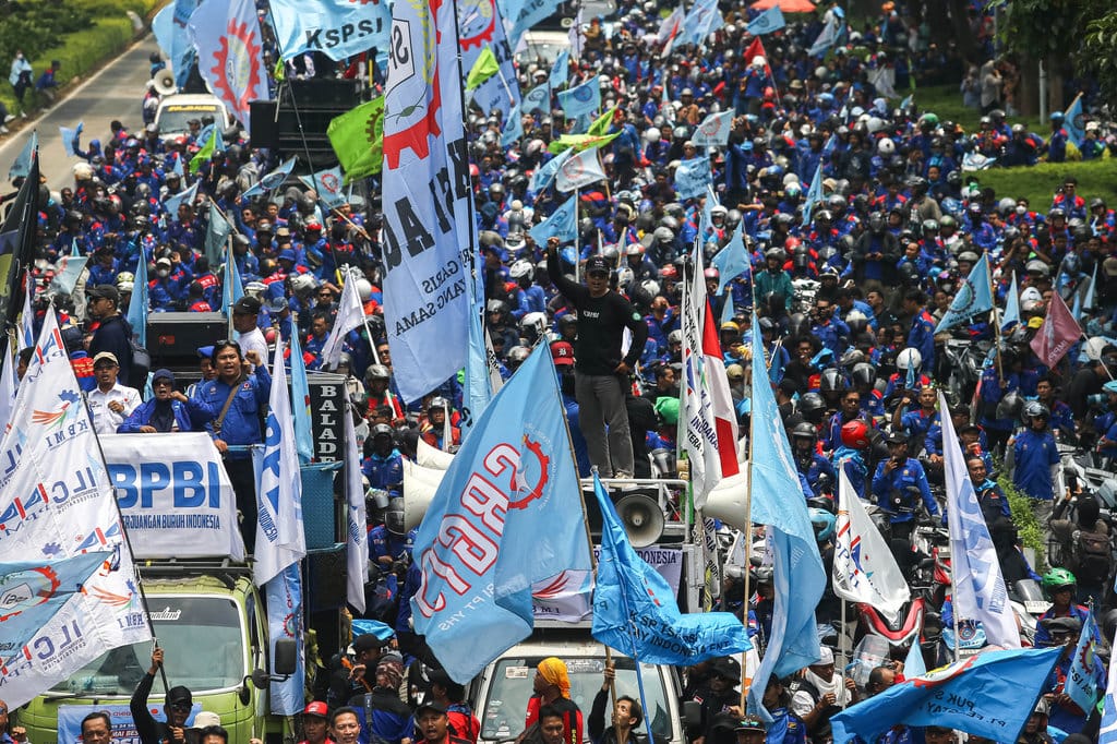 Massa buruh melakukan long march saat aksi unjuk rasa, di Jalan Jenderal Sudirman, Jakarta, Kamis (24/9/2026). ANTARA FOTO/Angga Budhiyanto/kye Unjuk rasa buruh di Jakarta
