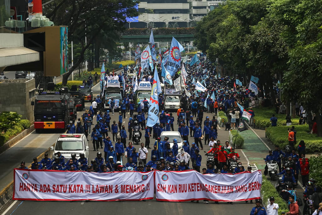 Massa buruh melakukan long march saat aksi unjuk rasa, di Jalan Jenderal Sudirman, Jakarta, Kamis (24/9/2026). ANTARA FOTO/Angga Budhiyanto/kye Unjuk rasa buruh di Jakarta