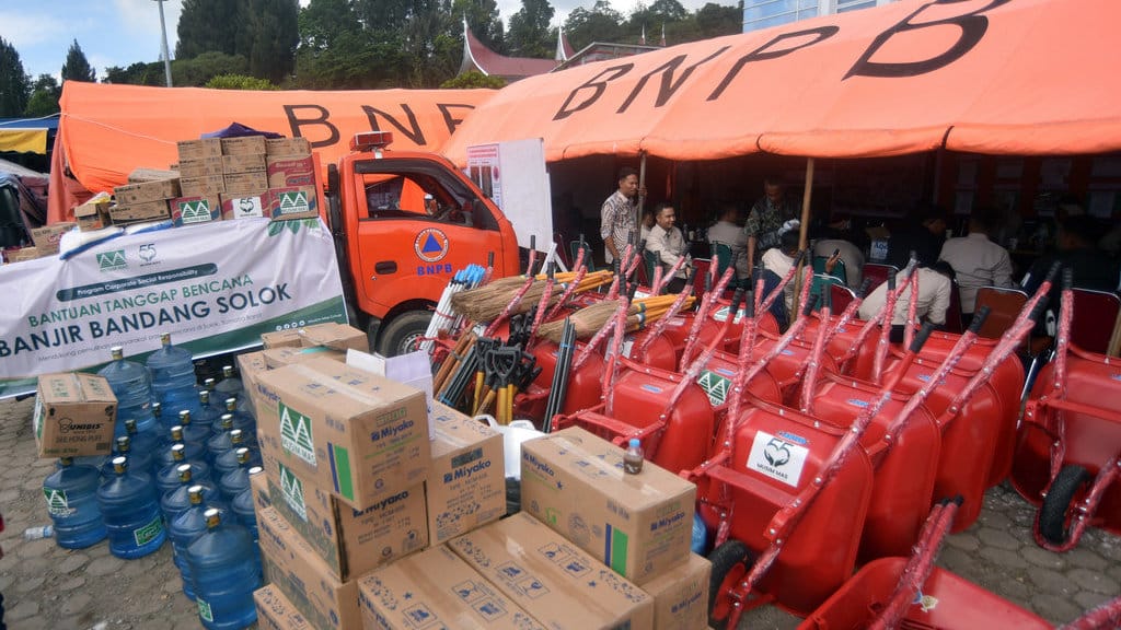 Petugas berada di posko bantuan bencana di halaman Kantor Bupati Solok, Sumatera Barat, Jumat (25/9/2026). Kemensos telah menyalurkan bantuan logistik untuk mendukung pemenuhan kebutuhan dasar masyarakat terdampak banjir bandang Solok selama masa kedaruratan, dengan total keseluruhan nilai bantuan sebesar Rp253 juta. ANTARA FOTO/Fitra Yogi Bantuan bencana untuk Solok