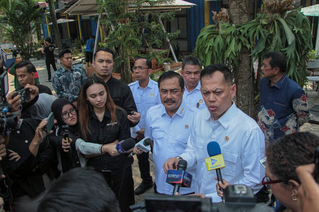 Menteri Imigrasi dan Pemasyarakatan (Imipas) Agus Andrianto (tengah) didampingi Kepala Badan Pengendalian Pembangunan dan Investigasi Khusus (Bappisus) Aries Marsudiyanto (kedua kanan) menjawab pertanyaan wartawan seusai melakukan inspeksi mendadak (sidak) di Lapas Kelas IIA Cibinong, Kabupaten Bogor, Jawa Barat, Jumat (25/9/2026). ANTARA FOTO/Yulius Satria Wijaya/kye Menteri Imipas sidak Lapas Kelas IIA Cibinong Bogor