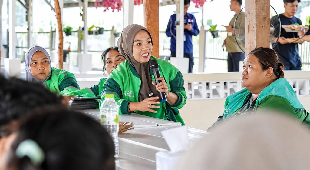 Seorang Mitra Pengemudi perempuan Grab berbagi cerita dalam kegiatan NGASO (Ngobrol Asik Seputar Ojol) di Yogyakarta tentang perjuangan menopang keluarga dan membangun kembali masa depan. (FOTO/dok. Grab) Body Artikel 1 Grab Bonus 2
