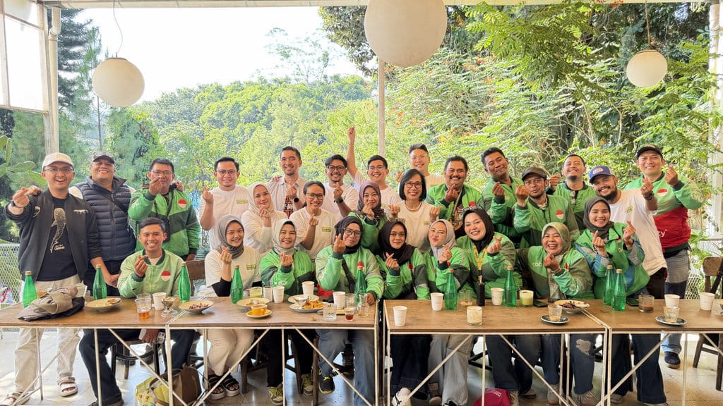 Kegiatan NGASO (Ngobrol Asik Seputar Ojol) di Bandung menjadi salah satu momen pertemuan Neneng Goenadi dengan para Mitra Pengemudi dalam rangkaian kunjungan ke sejumlah kota. (FOTO/dok. Grab) Body Artikel 2 Grab Bonus 2