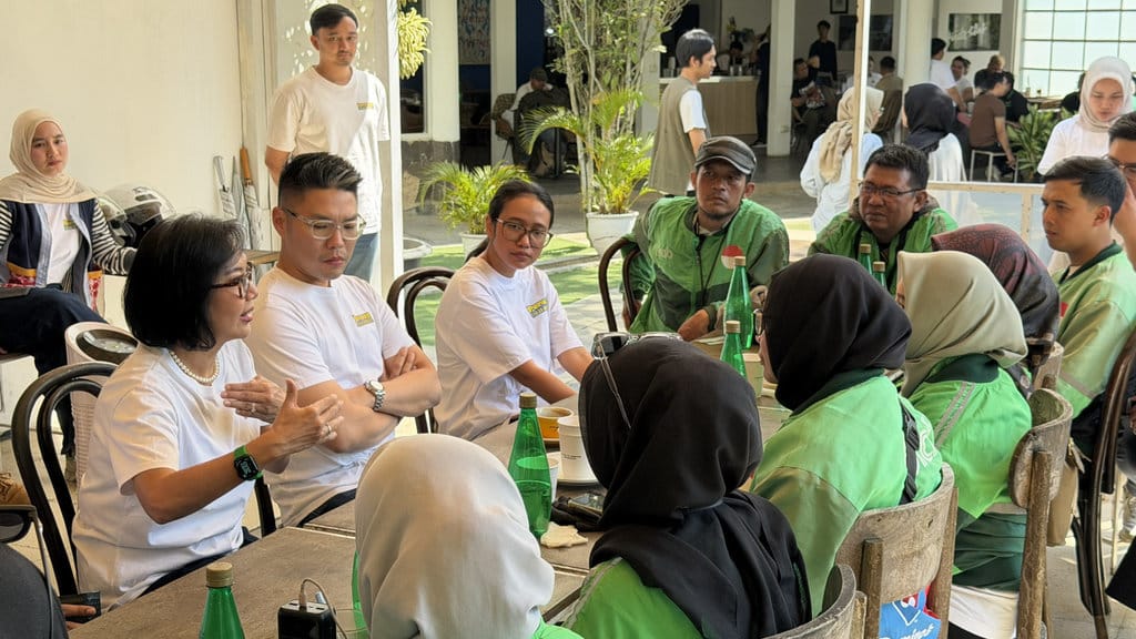 CEO Grab Indonesia Neneng Goenadi berbincang dengan para Mitra Pengemudi dalam kegiatan NGASO (Ngobrol Asik Seputar Ojol) sebagai bagian dari upaya Grab untuk terus mendengar dan belajar dari pengalaman Mitra. (FOTO/dok. Grab) Body Artikel 4 Grab Bonus 2
