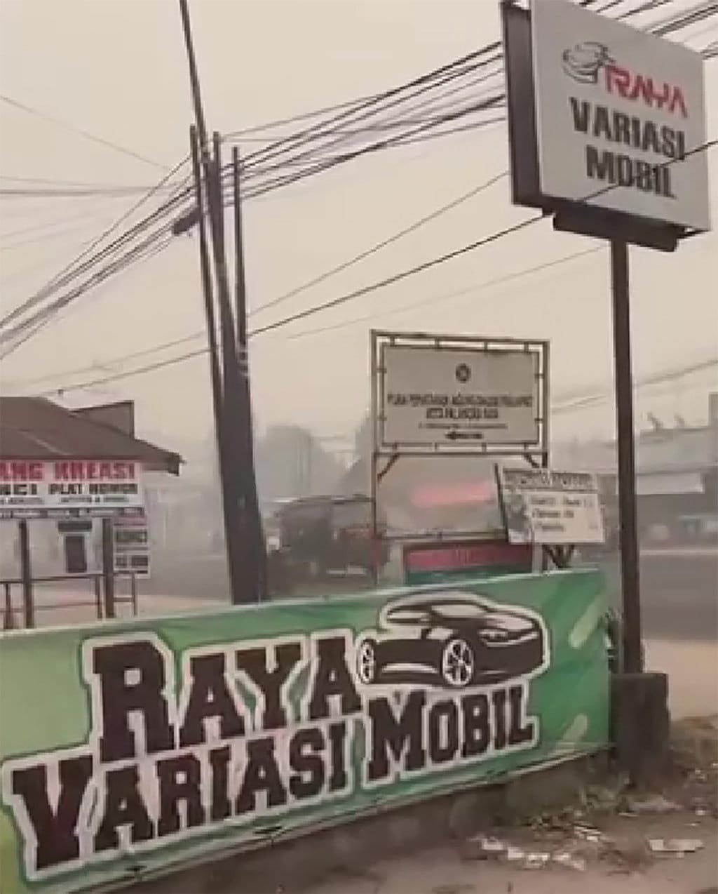 Bagian depan toko aksesori dan modifikasi mobil tempat Misda bekerja yang masih diselimuti asap di Palangka Raya, Kalimantan Tengah, Kamis (24/9/2026). FOTO//Misda 4 asap di Kalteng