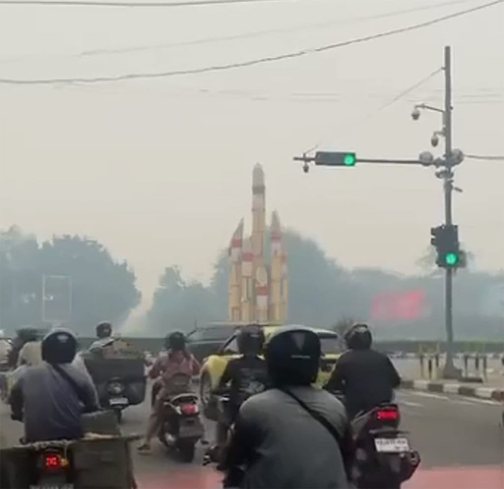 Jalan raya yang dilalui Rani untuk bekerja di Pontianak, Kalimantan Barat, Kamis (24/9/2026). FOTO/Rani Asap di Kalbar