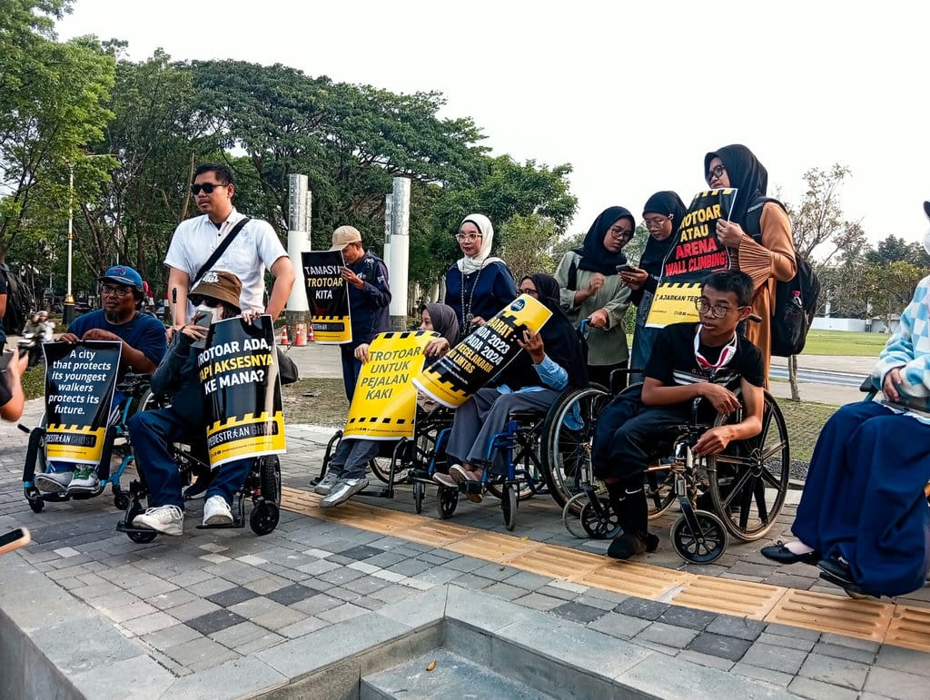 Aktivis Difabel Tamasya Trotoar Kritik Infrastruktur Tak Ramah Difabel di Kawasan Gasibu. Foto: Akmal Firmansyah/Tirto.id Aktivis Difabel Tamasya Trotoar