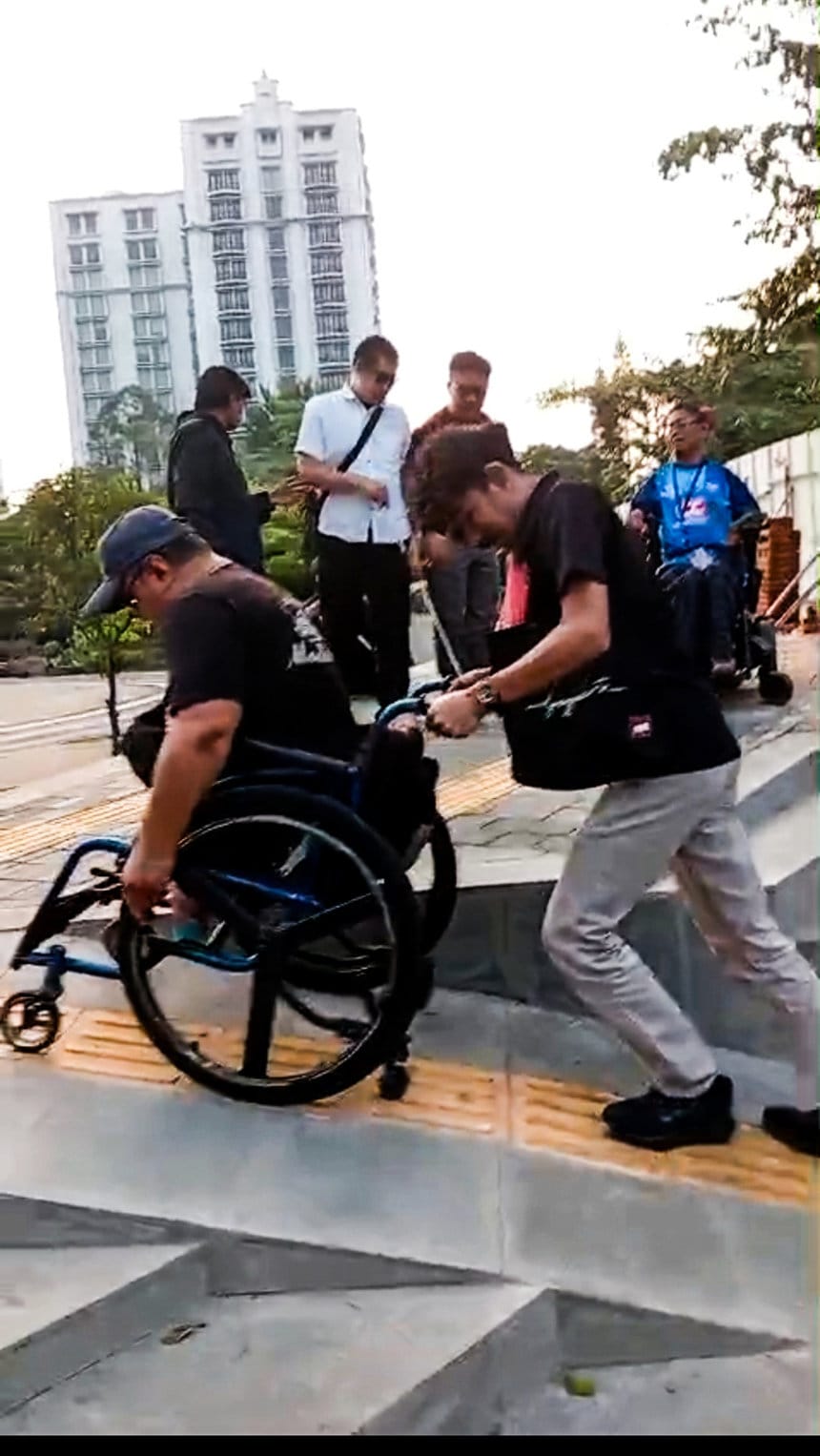 Aktivis Difabel Tamasya Trotoar Kritik Infrastruktur Tak Ramah Difabel di Kawasan Gasibu. Foto: Akmal Firmansyah/Tirto.id Aktivis Difabel Tamasya Trotoar