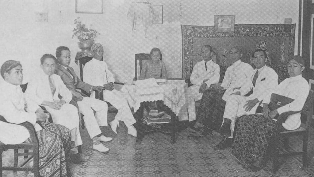 Samsi Sastrawidagda dan para aktivis pergerakan bertemu tokoh-tokoh Taman Siswa pada 1926. (Foto terdapat dalam buku karya Bob Hering berjudul Soekarno: Architect of a Nation 1901-1970 (2021) Soekarno Arsitek Bangsa 1901-1970