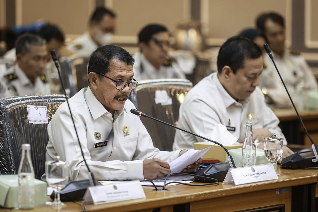 Direktur Jenderal Pemasyarakatan Kemenimipas Mashudi (kiri) didampingi Direktur Pengamanan dan Intelijen Tatan Dirsan Atmaja (kanan) menyampaikan paparan saat rapat dengar pendapat (RDP) dengan Komisi XIII DPR di Kompleks Parlemen, Senayan, Jakarta, Senin (28/9/2026). Rapat tersebut membahas penjelasan dan tindak lanjut hasil inspeksi mendadak (sidak) Ombudsman pada Lembaga Pemasyarakatan Kelas IIA Cibinong. ANTARA FOTO/Dhemas Reviyanto/agr RDP Komisi XIII DPR bahas temuan Ombudsman di Lapas Cibinong